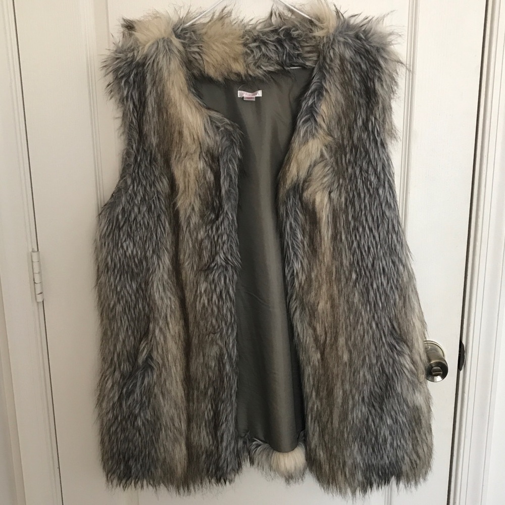 ❄️faux fur vest❄️